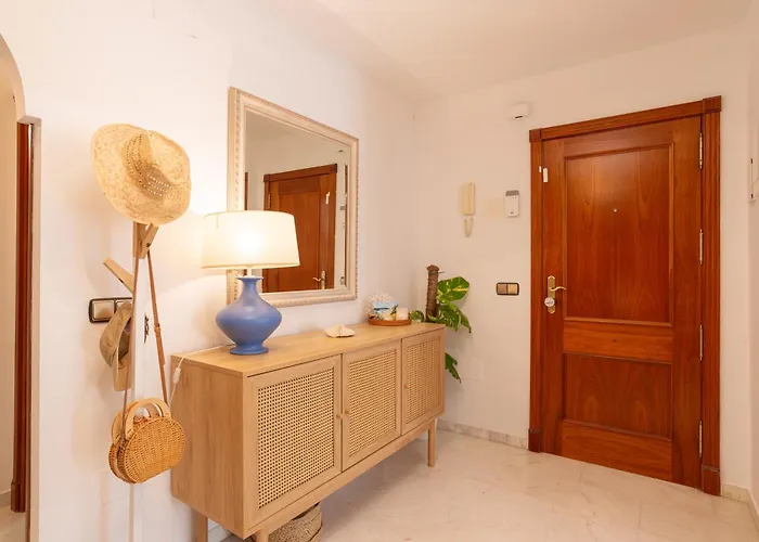 Valentina - Renovated On Alamos Villa