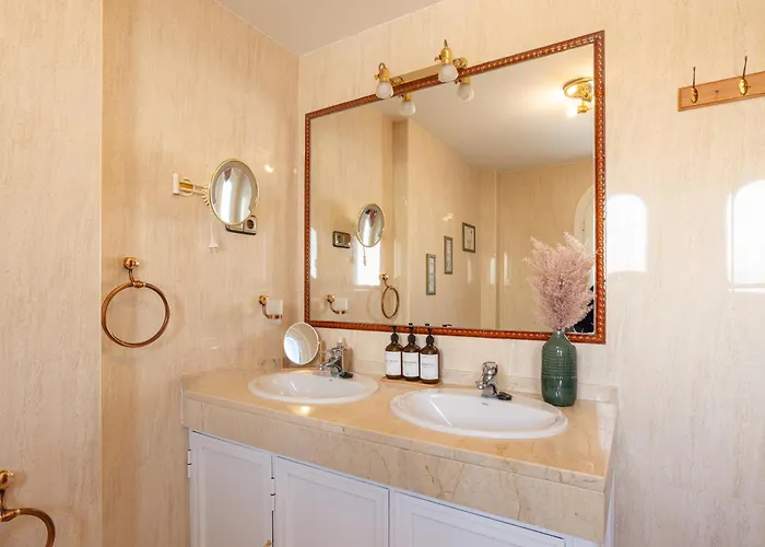 Valentina - Renovated On Alamos Villa *