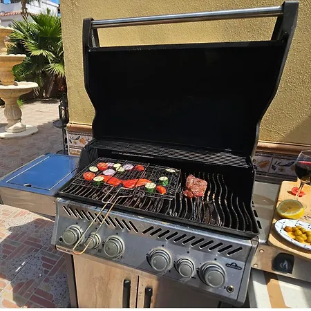 13 Guest 3 Min Walk To Bbq Cinema Perfect For Groups