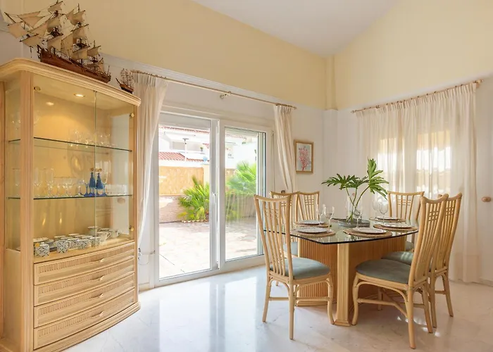 Vila 13 Guest Villa 3 Min Walk To Beach Bbq Cinema Perfect For Groups Torremolinos